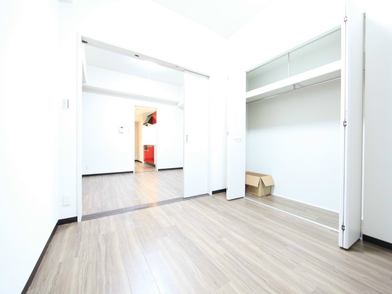 居室・リビング　洋室5帖　ＤＫ9.4帖とつなげても仕切っても使えます