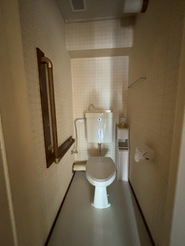 トイレ　落ち着いた色調のトイレです