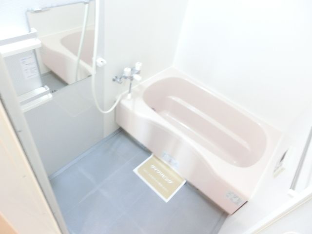 バス・シャワールーム　清潔感のあるバスルームです。