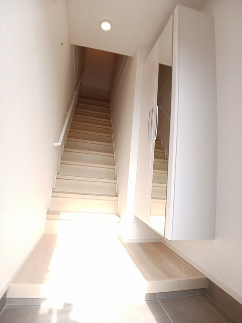 玄関　※同タイプの部屋写真です