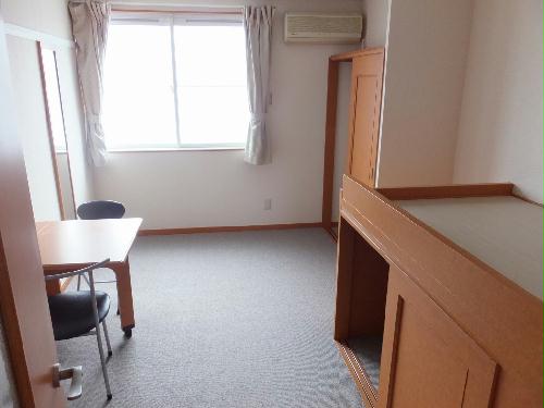 居室・リビング　南向きの窓で室内明るいです♪