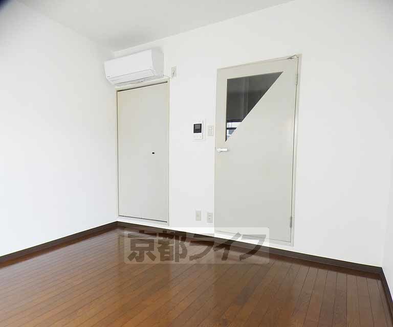 居室・リビング　清潔感のある室内です。