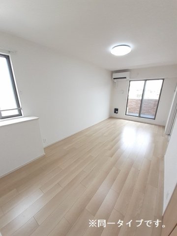 居室・リビング　こちらのリビングで趣味の時間をお楽しみください