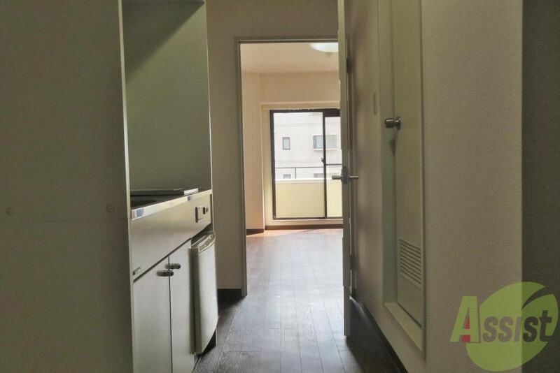 玄関　玄関を入るとまずキッチン、右手にはトイレや浴室があります