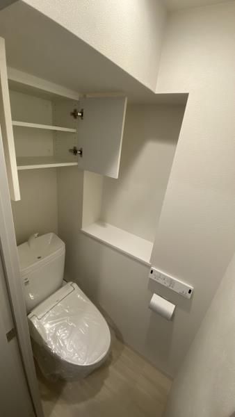 トイレ　落ち着いた色調のトイレです