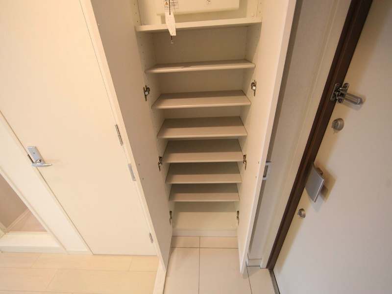 玄関　玄関　シューズボックス付（収納充実してます）