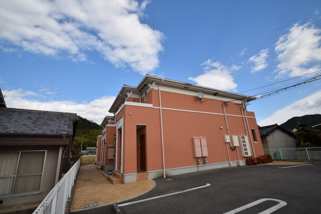 建物外観　近郊に複合ショッピングセンターあり、生活快適エリア！