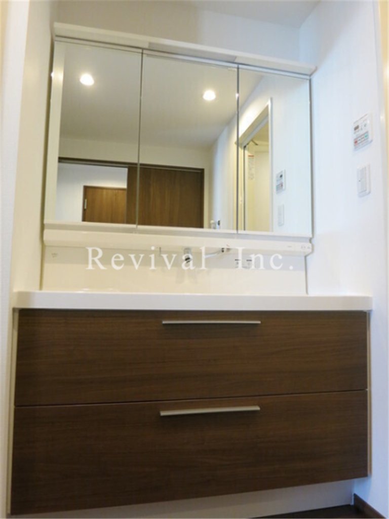 洗面設備　大きい鏡面でございます