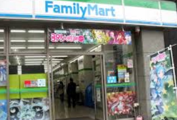 コンビニ　ファミリーマートミヤモトドラッグ南池袋店（コンビニ）まで81m
