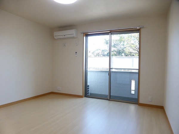 居室・リビング　同物件別部屋