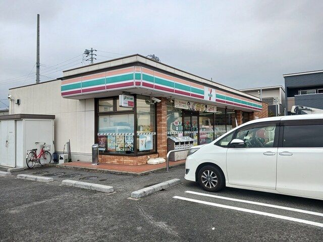 コンビニ　セブンイレブン（コンビニ）まで840m