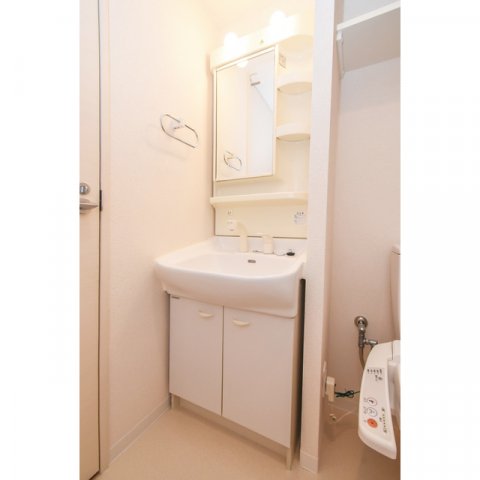 洗面設備　明るい洗面所です