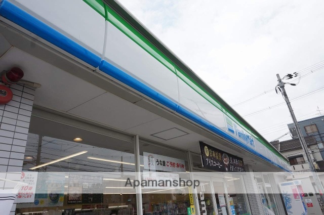 コンビニ　ファミリーマート（コンビニ）まで63m