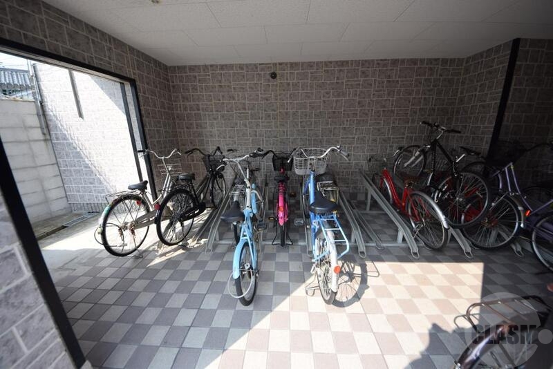 駐車場　屋根付きの駐輪場です。