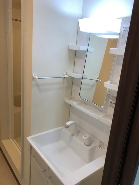 洗面設備　独立洗面台、小物を置くことができて便利です