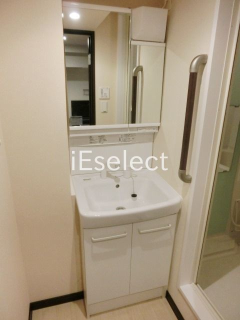 洗面設備　便利な独立洗面台。