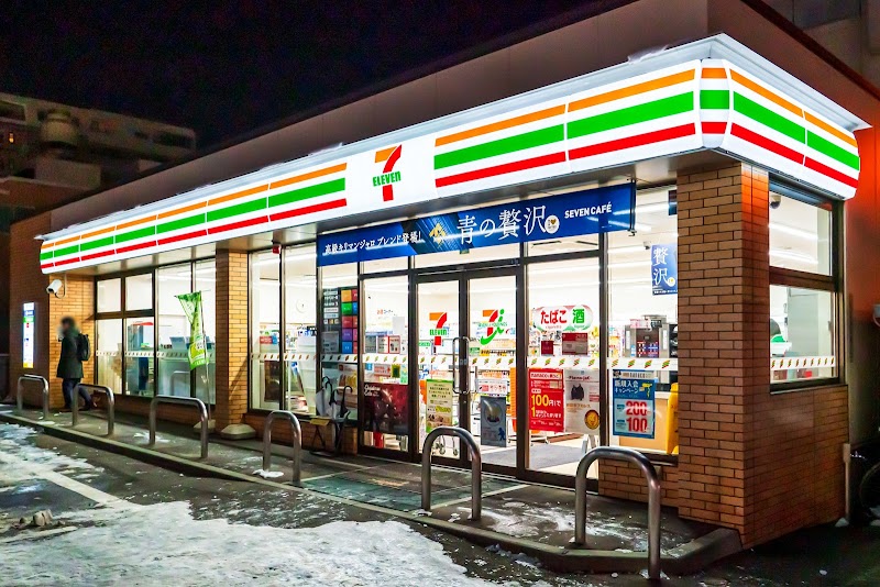 コンビニ　セブンイレブン札幌月寒中央通4丁目店（コンビニ）まで382m