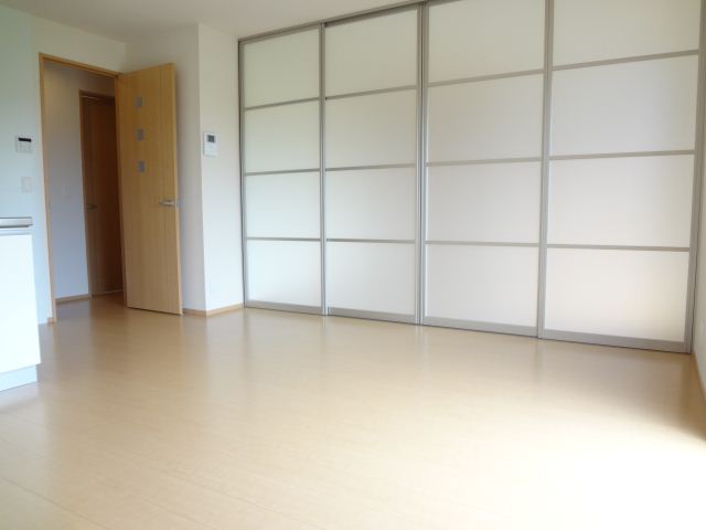 その他部屋・スペース　リビングの仕切りはオシャレな引き戸です。