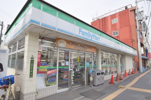 コンビニ　ファミリーマート 成育五丁目店（コンビニ）まで212m
