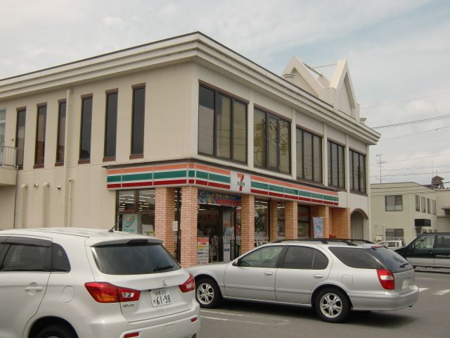 コンビニ　セブンイレブン（コンビニ）まで560m