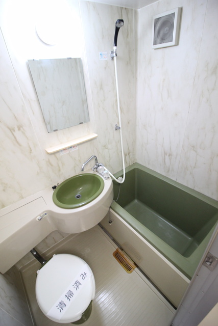 バス・シャワールーム　お掃除がしやすい洗面台付き３点ユニットです☆