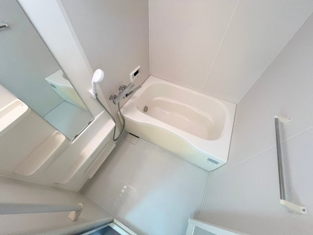 バス・シャワールーム　広めのお風呂は一日の疲れを癒してくれます。