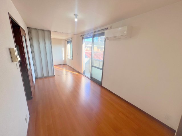 居室・リビング　解放感があって心地よいリビングです。