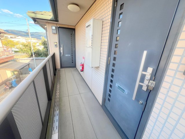 ロビー　奥行きのあるロビーは綺麗に片づけられています。