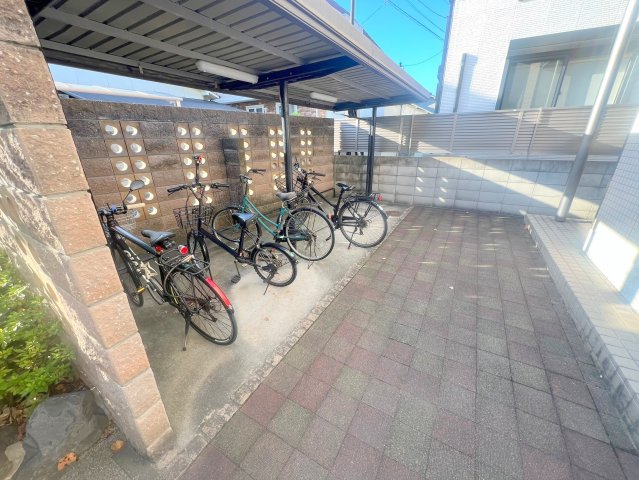 駐車場　敷地内には入居者専用の駐輪スペースもあります。