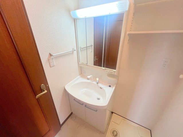 洗面設備　身支度が出来る独立洗面台です。