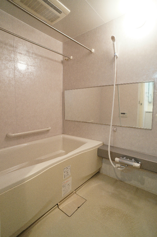 バス・シャワールーム　追い焚き機能付でいつでも温かい入浴を。浴室乾燥機完備で、雨の