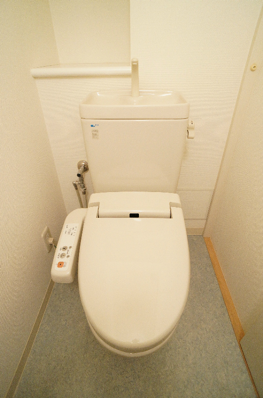 トイレ　人気のバス・トイレ別タイプ。独立洗面所も備わり、水回り全体の