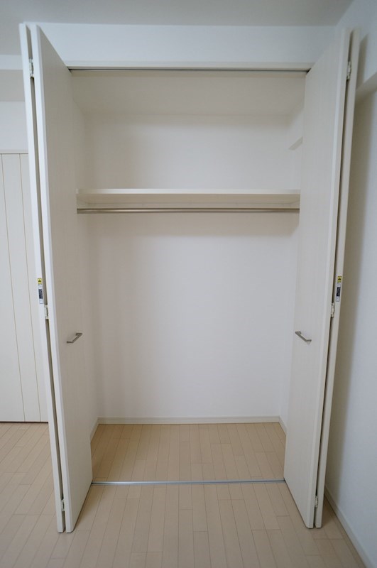 収納　便利な収納スペース付き。6畳の洋室を寝室としてスッキリ保てる