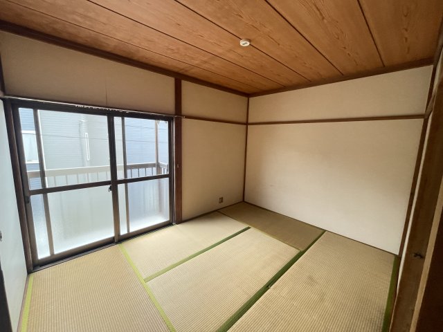 居室・リビング　柔らかい畳が心地よい和室（退去前につき前募集時の写真になりま