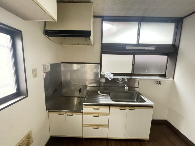キッチン　（退去前につき前募集時の写真になります）