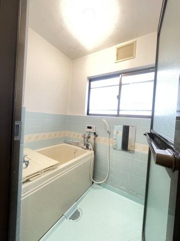 バス・シャワールーム　お風呂には窓がついており、換気ができます。（退去前につき前募
