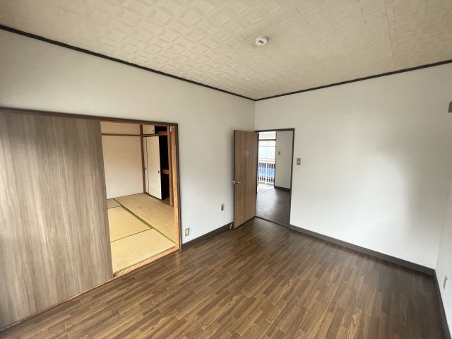 居室・リビング　（退去前につき前募集時の写真になります）