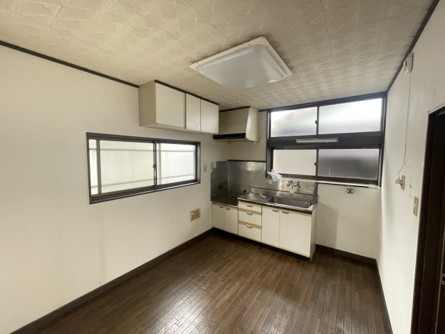 居室・リビング　キッチンになります。（退去前につき前募集時の写真になります）