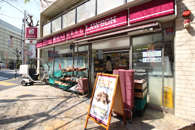 コンビニ　ナチュラルローソン渋谷神泉町店（コンビニ）まで360m