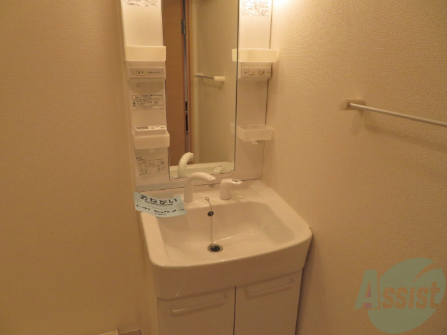 洗面設備　洗面台は独立していて、朝の準備も捗りそうです。