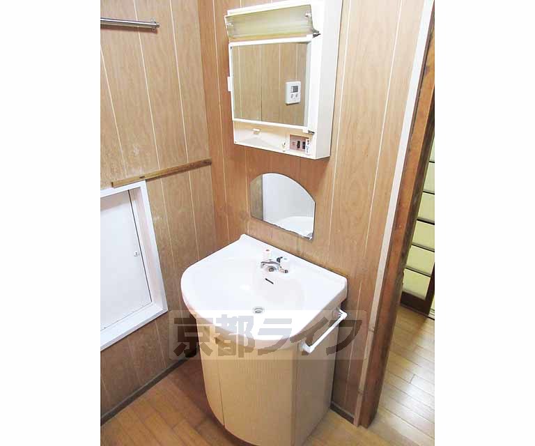 洗面設備　鏡つきの洗面台です