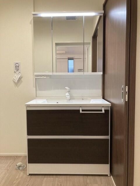 洗面設備　シャワー付洗面化粧台