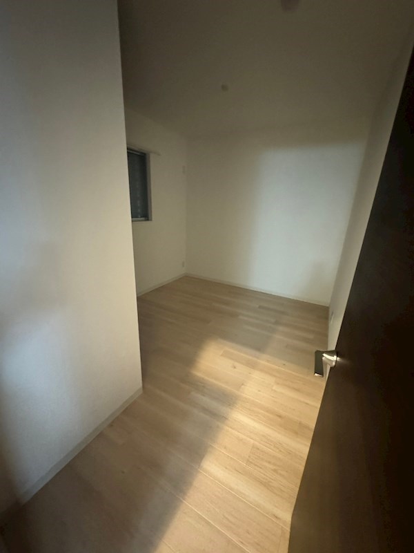 その他部屋・スペース　落ち着いた色調の寝室です