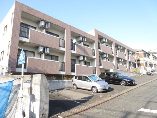 建物外観　閑静な住環境に佇む　オートロック付マンション