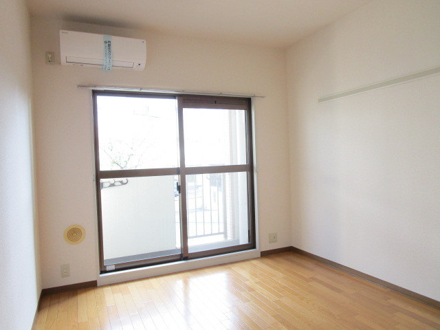 居室・リビング　明るい日差しが注ぎ込む洋室