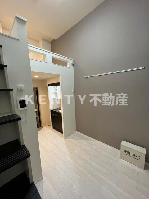 その他部屋・スペース　落ち着いた色調の寝室です