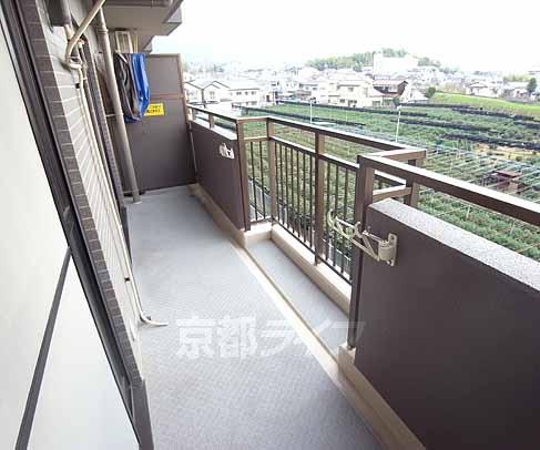 バルコニー　日当たりが良い広々としたベランダです。