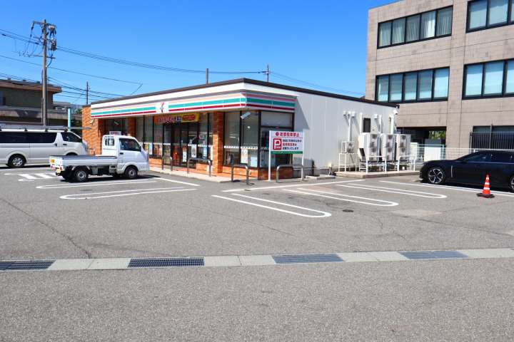 コンビニ　セブン－イレブン金沢松村町店（コンビニ）まで632m