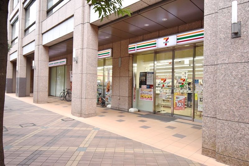 コンビニ　セブンイレブン港区三田1丁目店（コンビニ）まで400m