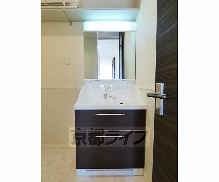 洗面設備　綺麗な洗面台です。